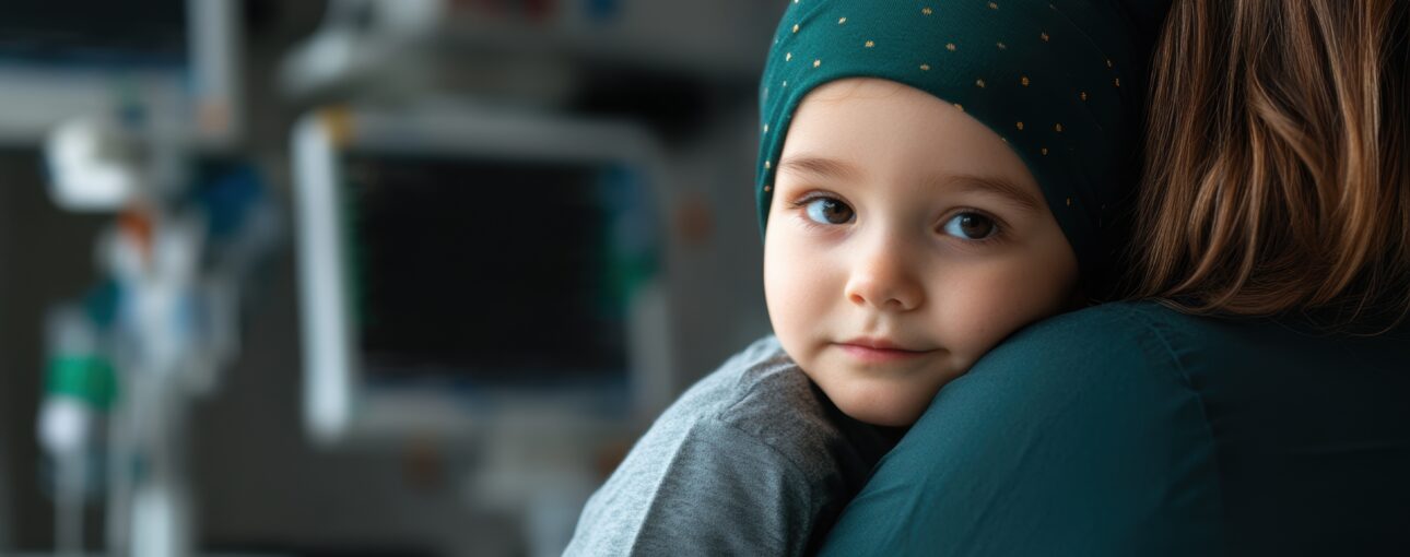 Image d'une Maman tenant sont fils dans c'est bras